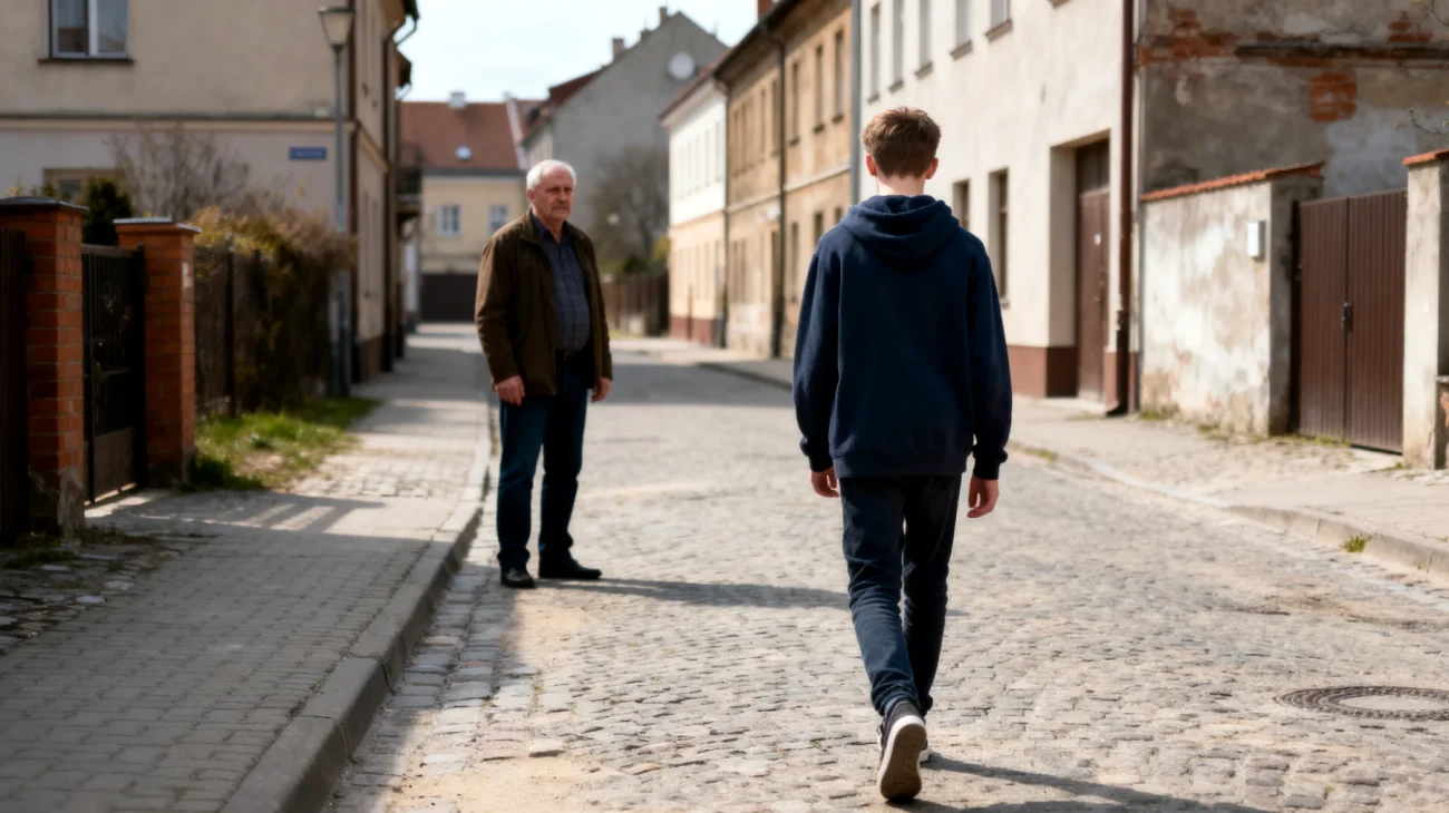 Tata ma trudności ze znalezieniem równowagi między ochroną nastolatka a dawaniem mu przestrzeni do rozwoju samodzielności, co prowadzi do napięć i poczucia uduszenia u nastolatka"